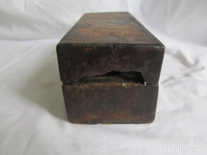 Antig&uuml;edades: Antigua caja de madera con pesas de bronce - Foto 17