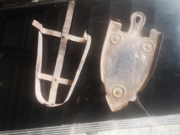 Antig&uuml;edades: Lote de dos reposa planchas antiguos - Foto 2