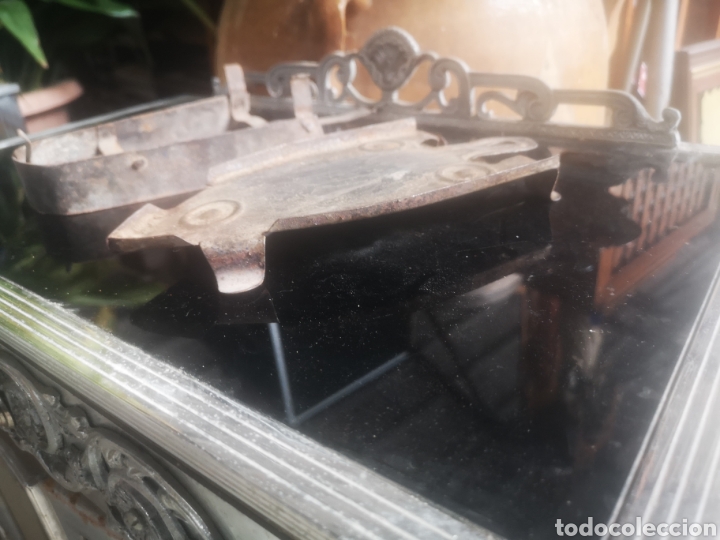 Antig&uuml;edades: Lote de dos reposa planchas antiguos - Foto 3