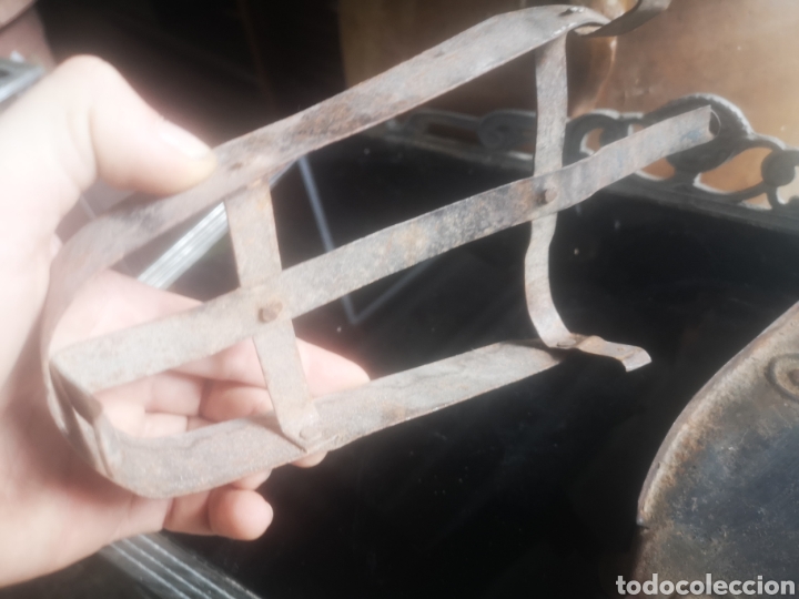 Antig&uuml;edades: Lote de dos reposa planchas antiguos - Foto 6