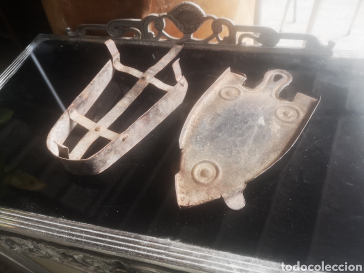 Antig&uuml;edades: Lote de dos reposa planchas antiguos - Foto 1