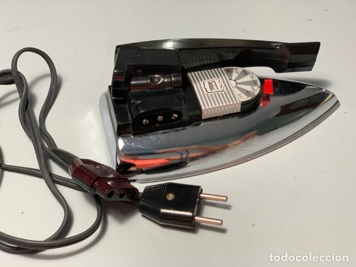 Antig&uuml;edades: Plancha autom&aacute;tica de viaje Solac. Modelo 631. - Foto 2