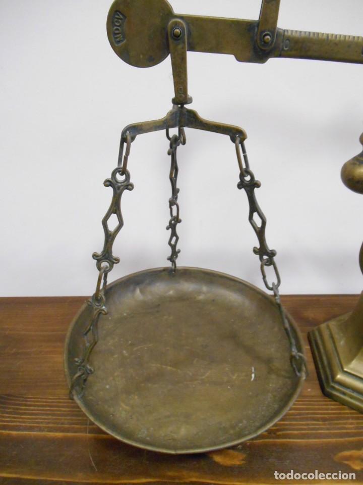 Antig&uuml;edades: PRECIOSA BASCULA TIPO ROMANA CON BASE DE APOYO EN BRONCE - Foto 2