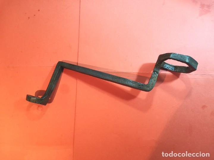 Antig&uuml;edades: ANTIGUA GRAN LLAVE DE CODILLO OCTOGONAL DOBLE - Foto 1
