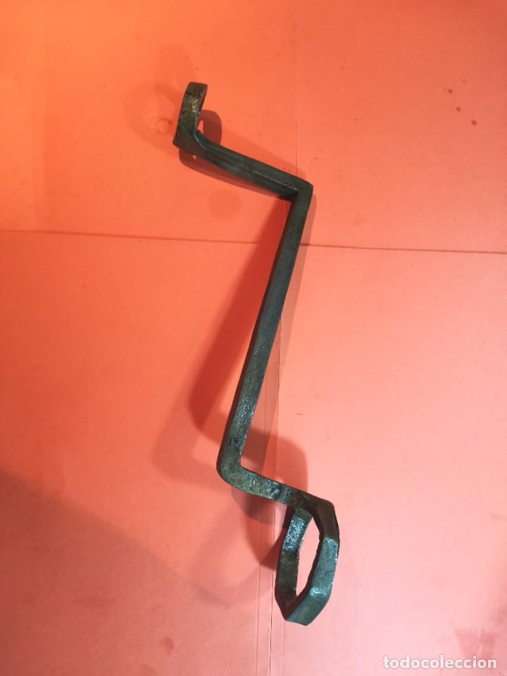 Antig&uuml;edades: ANTIGUA GRAN LLAVE DE CODILLO OCTOGONAL DOBLE - Foto 2
