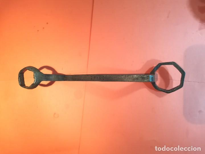 Antig&uuml;edades: ANTIGUA GRAN LLAVE DE CODILLO OCTOGONAL DOBLE - Foto 3