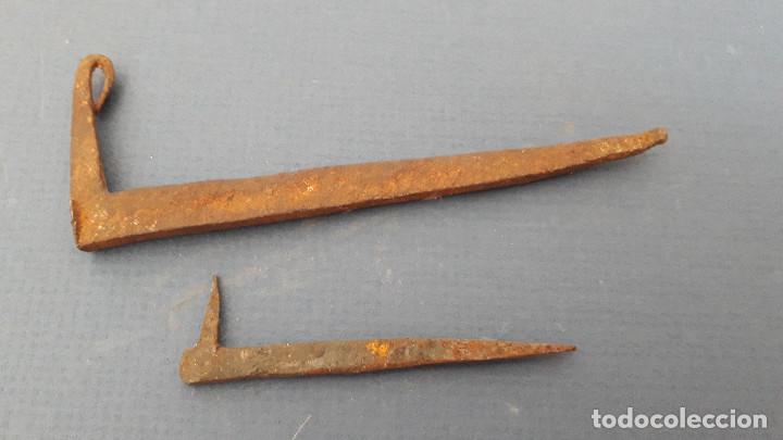 Antig&uuml;edades: dos ganchos de forja 11,5 y 7cm aprox - Foto 1