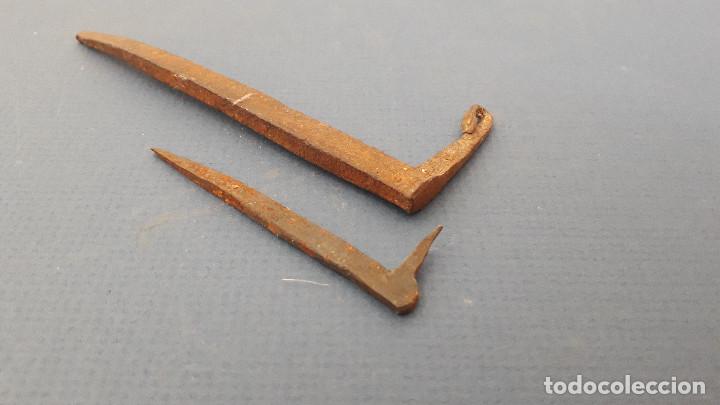 Antig&uuml;edades: dos ganchos de forja 11,5 y 7cm aprox - Foto 2