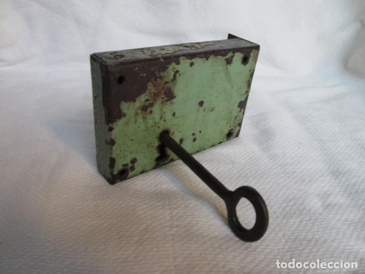 Antig&uuml;edades: Cerradura antigua con llave - Foto 2