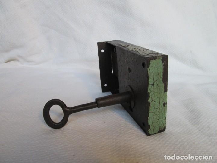 Antig&uuml;edades: Cerradura antigua con llave - Foto 3
