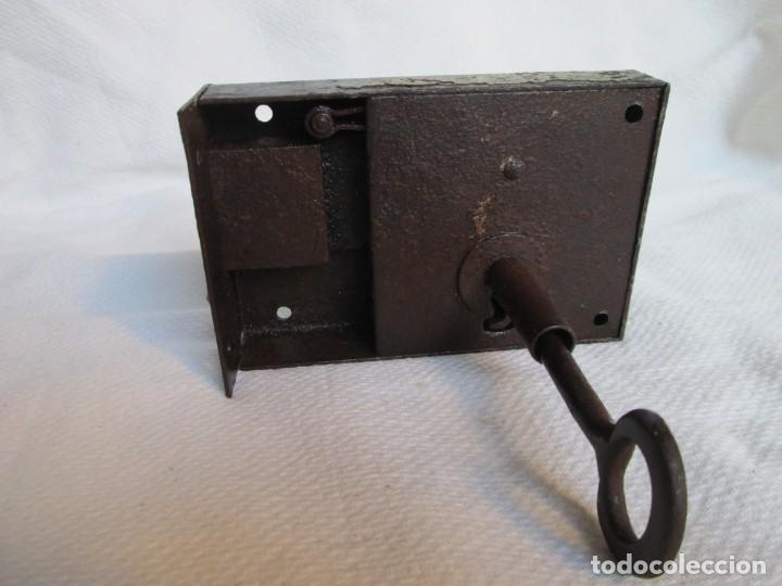 Antig&uuml;edades: Cerradura antigua con llave - Foto 4