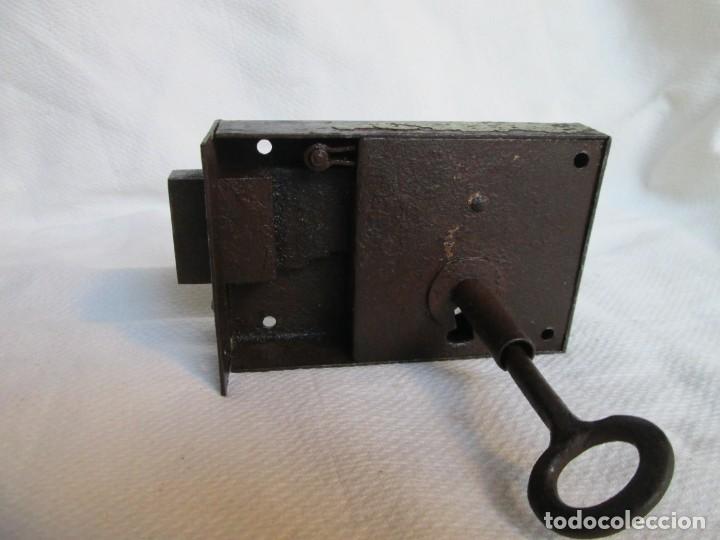 Antig&uuml;edades: Cerradura antigua con llave - Foto 5