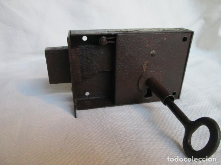 Antig&uuml;edades: Cerradura antigua con llave - Foto 6