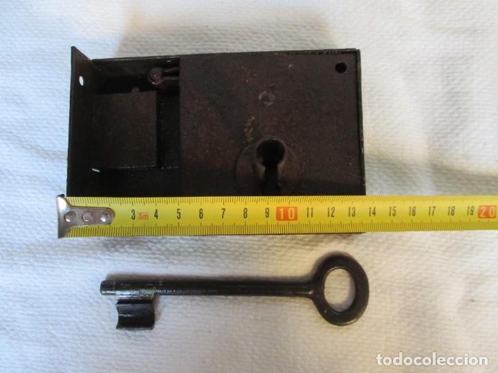 Antig&uuml;edades: Cerradura antigua con llave - Foto 7