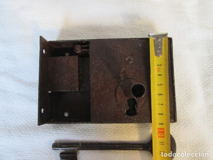 Antig&uuml;edades: Cerradura antigua con llave - Foto 8