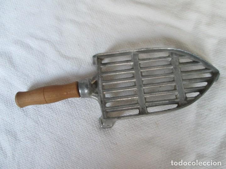 Antig&uuml;edades: Planchero aluminio - Foto 1