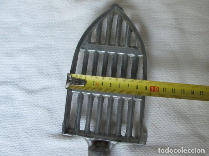 Antig&uuml;edades: Planchero aluminio - Foto 6