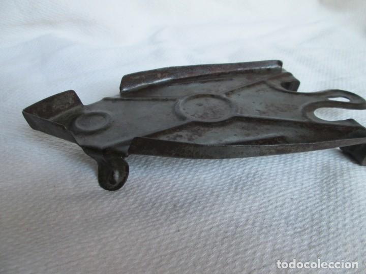 Antig&uuml;edades: Planchero chapa met&aacute;lica - Foto 3