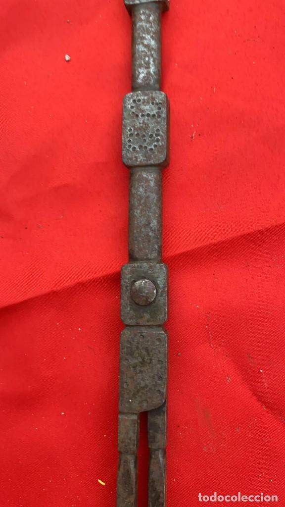 Antig&uuml;edades: TENAZAS DE FORJA ANTIGUAS DE 39 CMS. DE LONGITUD - Foto 4