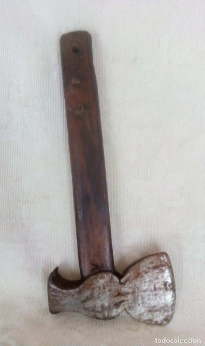 Antig&uuml;edades: ANTIGUA HACHA DE HIERRO-FORJA - MANGO DE MADERA - Foto 2