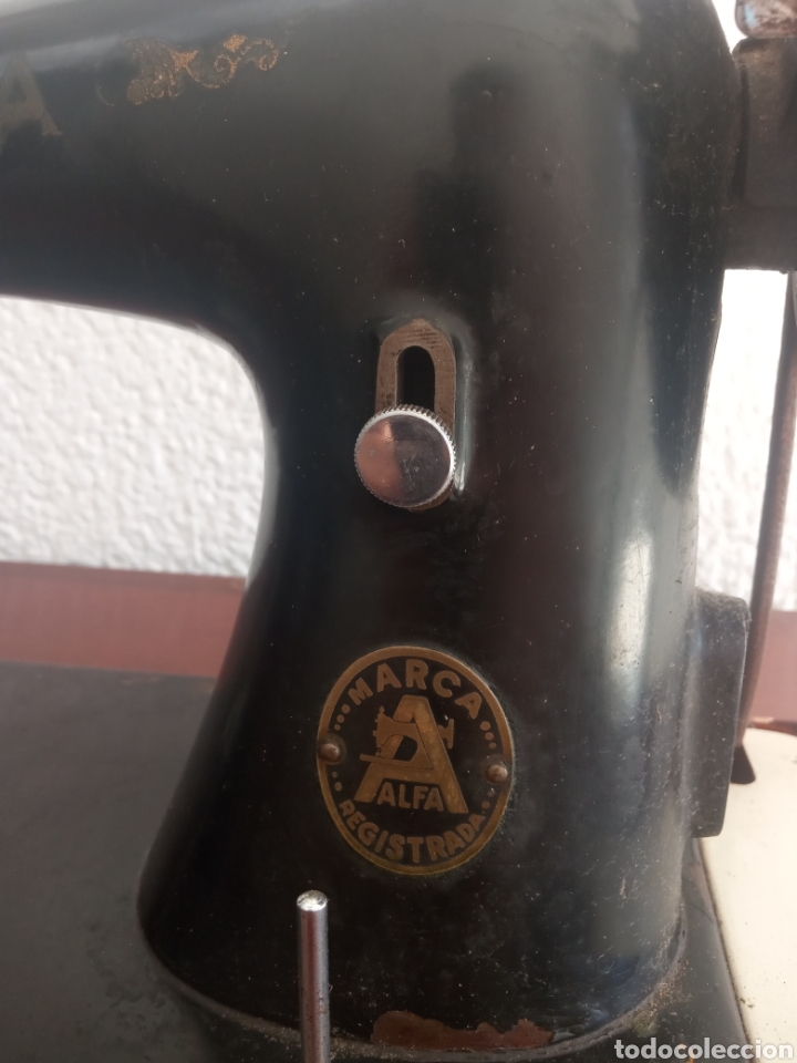 Antig&uuml;edades: Maquina de coser y mueble Alfa - Foto 3