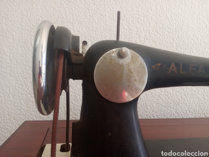 Antig&uuml;edades: Maquina de coser y mueble Alfa - Foto 5