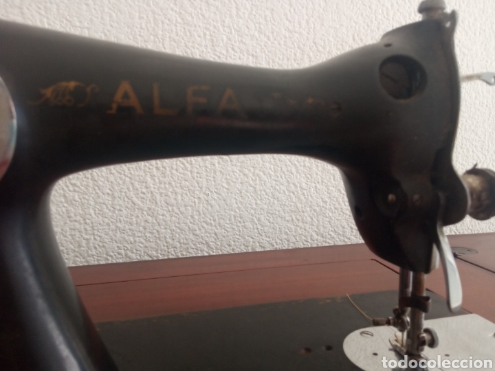 Antig&uuml;edades: Maquina de coser y mueble Alfa - Foto 6