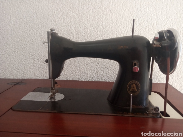 Antig&uuml;edades: Maquina de coser y mueble Alfa - Foto 1