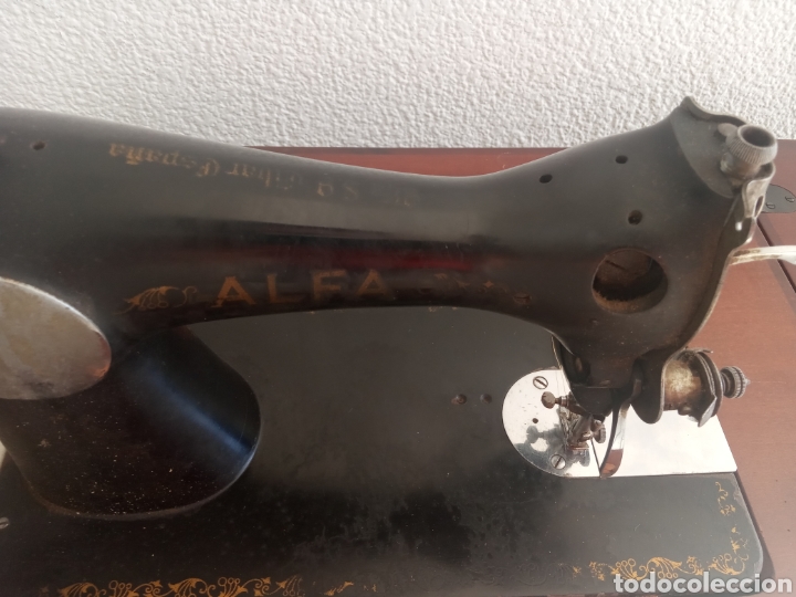 Antig&uuml;edades: Maquina de coser y mueble Alfa - Foto 2