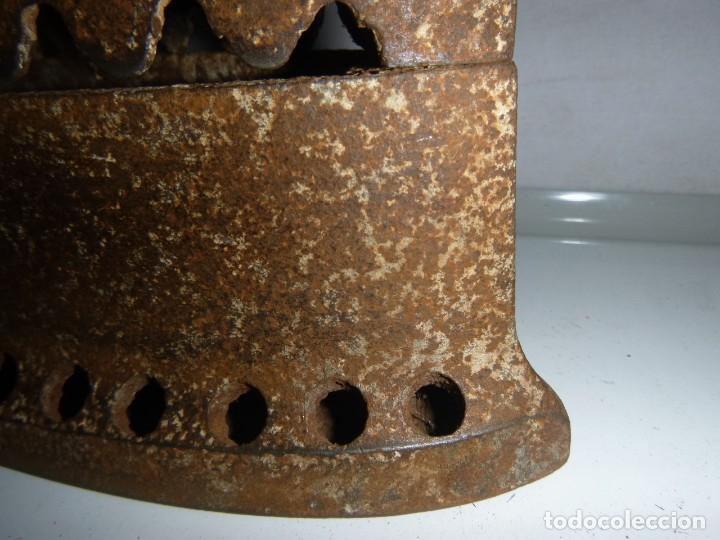 Antig&uuml;edades: ANTIGUA PLANCHA DE CARBON - Foto 2