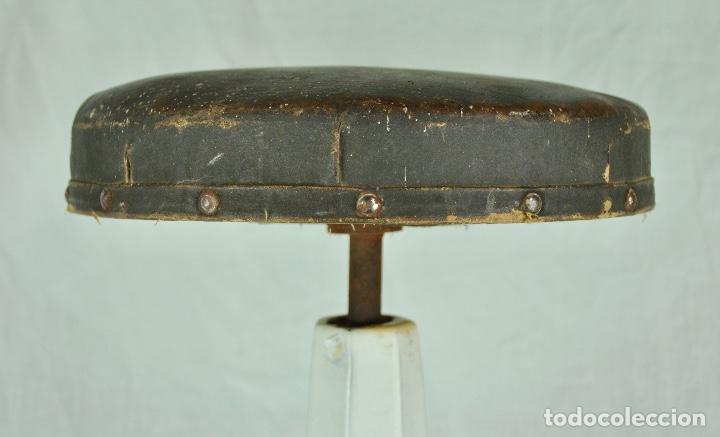 Antig&uuml;edades: Taburete de dentista a&ntilde;os 40 - Foto 5