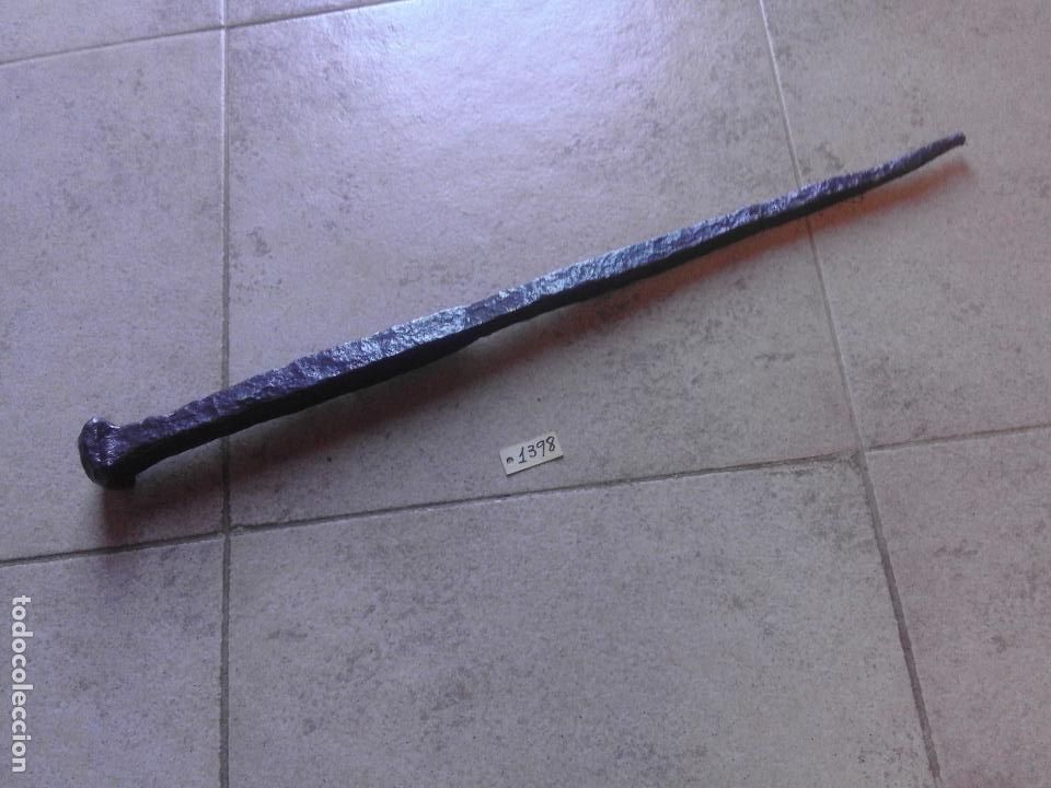 Antig&uuml;edades: ENORME CLAVO DE FORJA - Foto 1