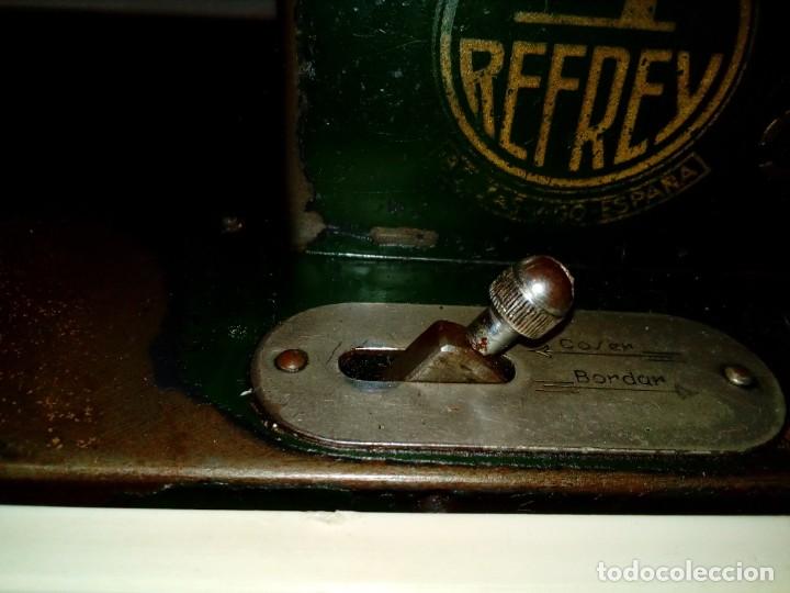 Antig&uuml;edades: maquina de coser REFREY - Foto 13