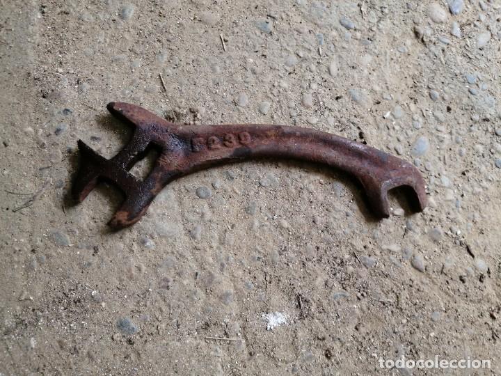 Antig&uuml;edades: antigua llave de tuercas en forja - Foto 1