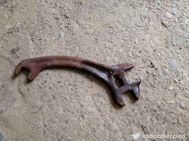 Antig&uuml;edades: antigua llave de tuercas en forja - Foto 2