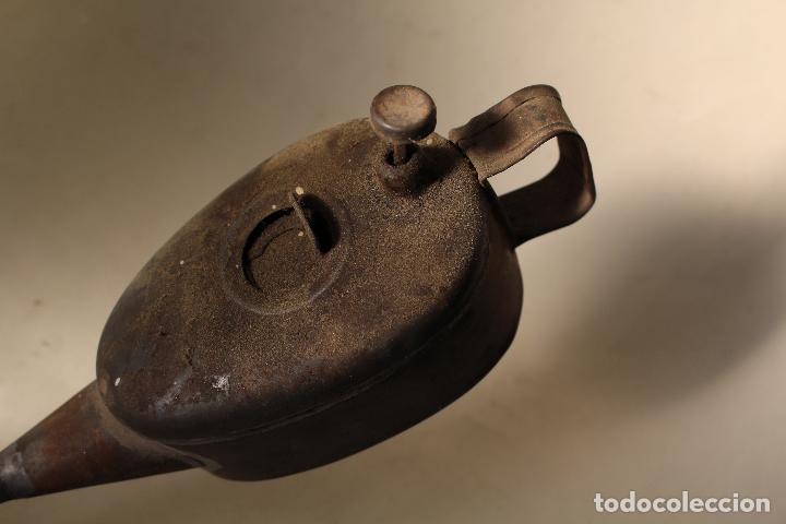 Antig&uuml;edades: aceitera de metal antigua - Foto 3