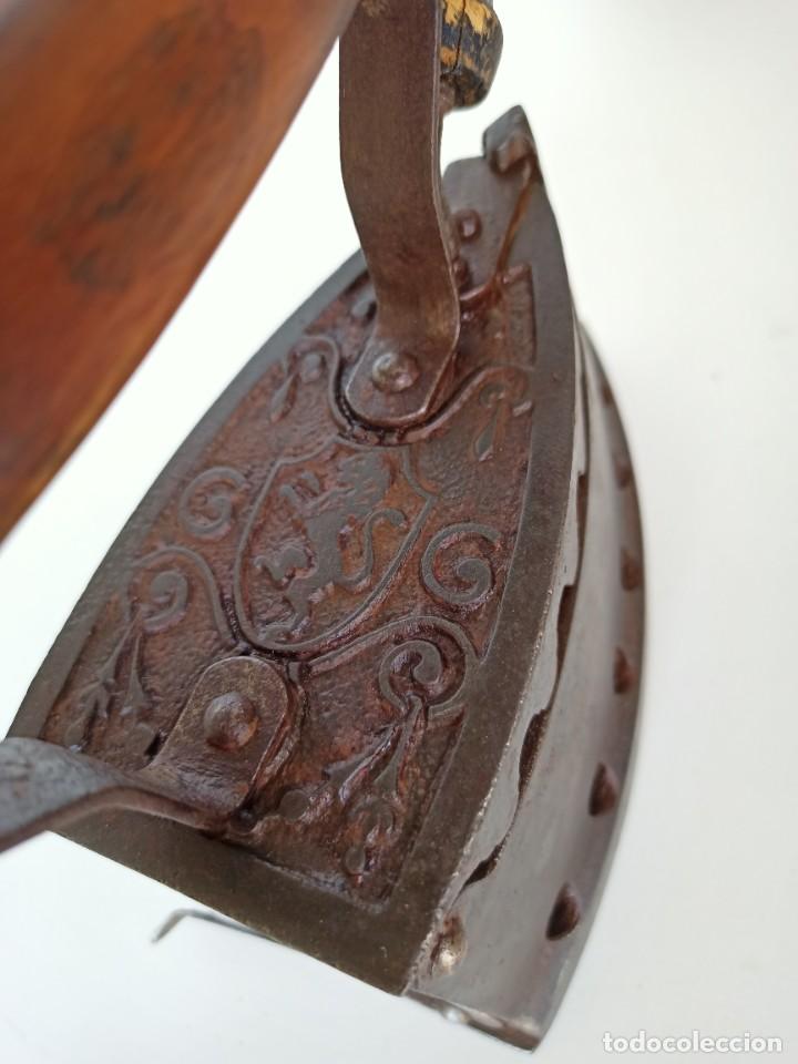 Antig&uuml;edades: Plancha de carb&oacute;n, con le&oacute;n rampante - Foto 3
