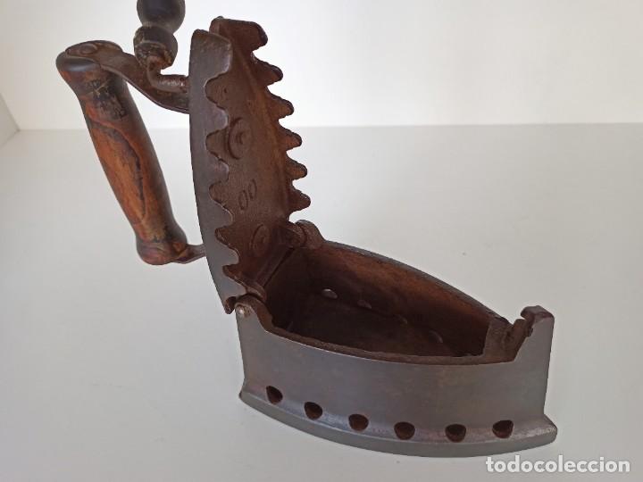 Antig&uuml;edades: Plancha de carb&oacute;n, con le&oacute;n rampante - Foto 4