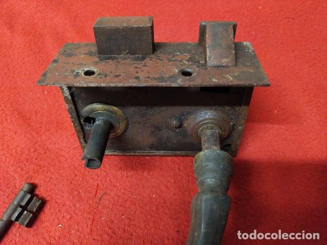 Antig&uuml;edades: ANTIGUA CERRADURA COMPLETA CON LLAVE - Foto 2