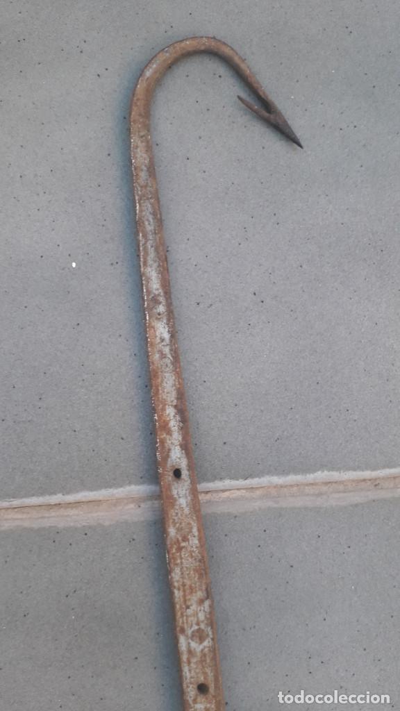 Antig&uuml;edades: gancho largo probablemente de pesca, con mango de madera, 121cm aprox - Foto 2