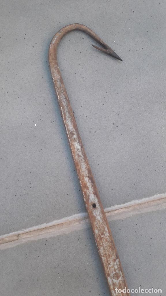 Antig&uuml;edades: gancho largo probablemente de pesca, con mango de madera, 121cm aprox - Foto 3