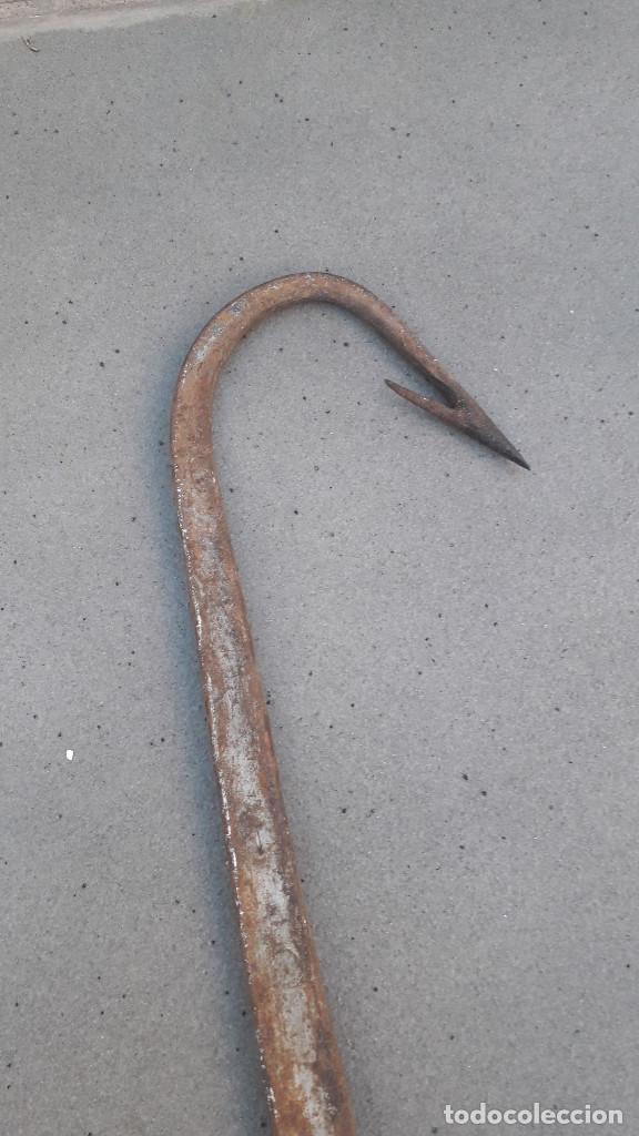 Antig&uuml;edades: gancho largo probablemente de pesca, con mango de madera, 121cm aprox - Foto 4