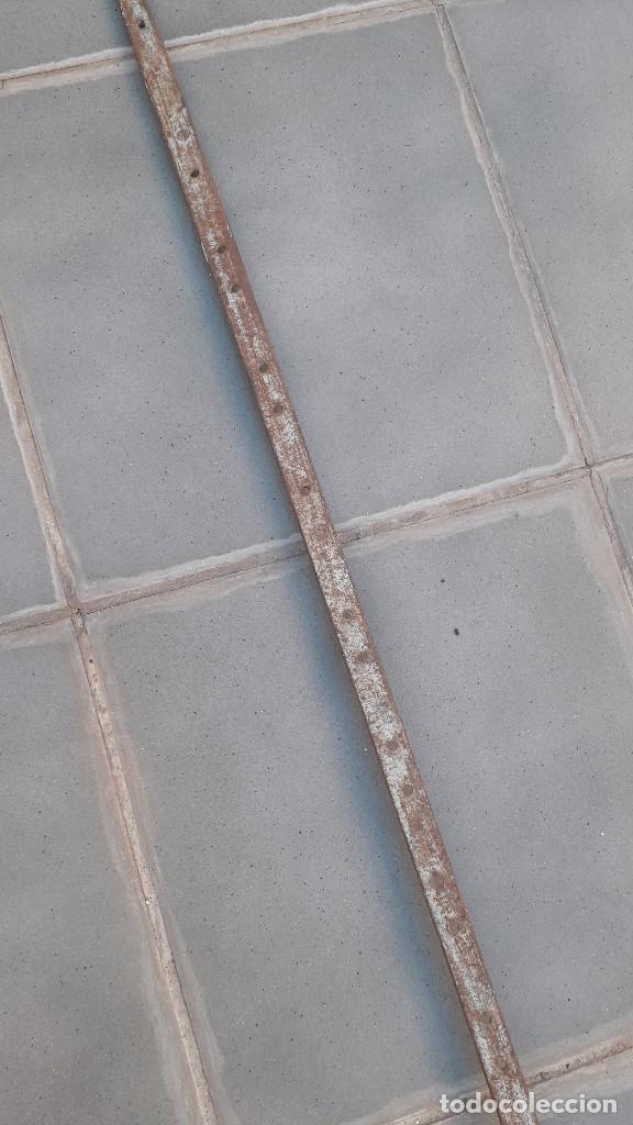 Antig&uuml;edades: gancho largo probablemente de pesca, con mango de madera, 121cm aprox - Foto 5