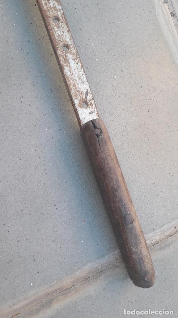 Antig&uuml;edades: gancho largo probablemente de pesca, con mango de madera, 121cm aprox - Foto 6