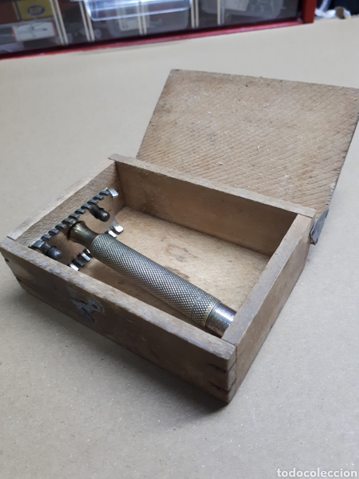Antig&uuml;edades: Maquinilla afeitar en caja de madera - Foto 1