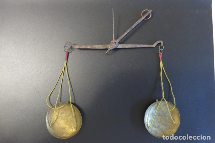 Antig&uuml;edades: balanza para el peso de moneda ca 1850 - Foto 3