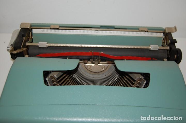 Antig&uuml;edades: M&aacute;quina de escribir de la marca OLIVETTI Lettera 32 - Foto 4
