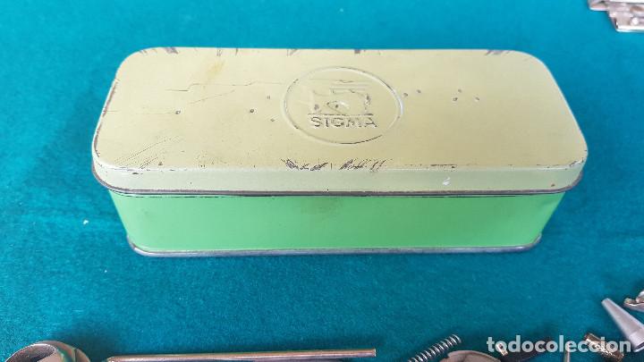 Antig&uuml;edades: CAJA METAL MAQUINAS DE COSER SIGMA CON COMPLEMENTOS - Foto 4