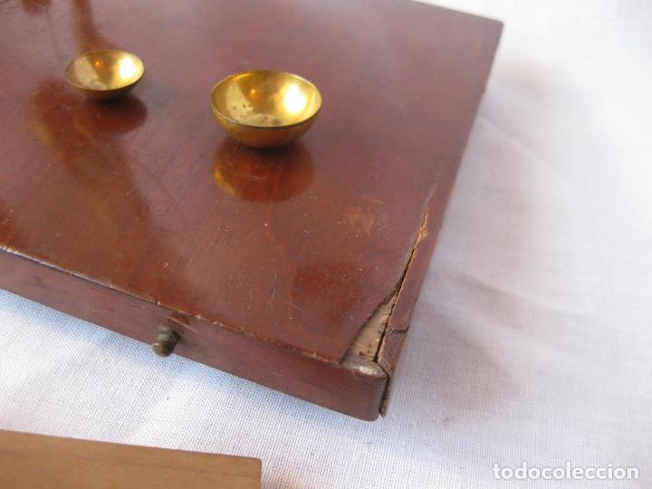 Antig&uuml;edades: Balanza de precisi&oacute;n para monedas, joyas, laboratorio, etc. - Foto 9