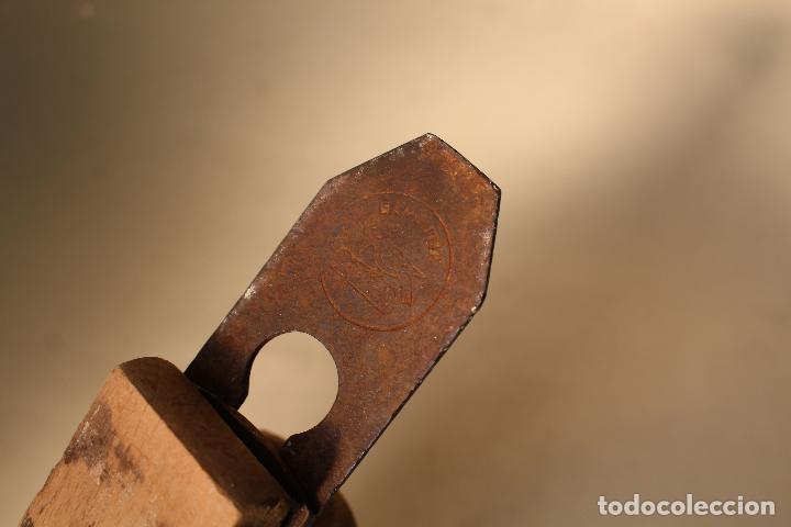 Antig&uuml;edades: antiguo cepillo marca garantia pajaro carpintero - Foto 2